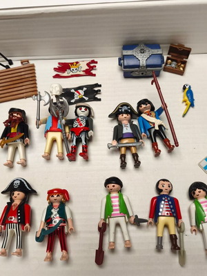 Playmobil pirates pack of 12 figures with weapons, used