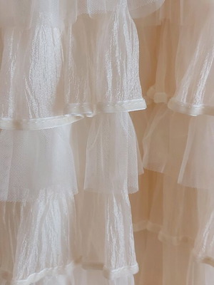Mochy skirt beige like new, size Small with ruffles