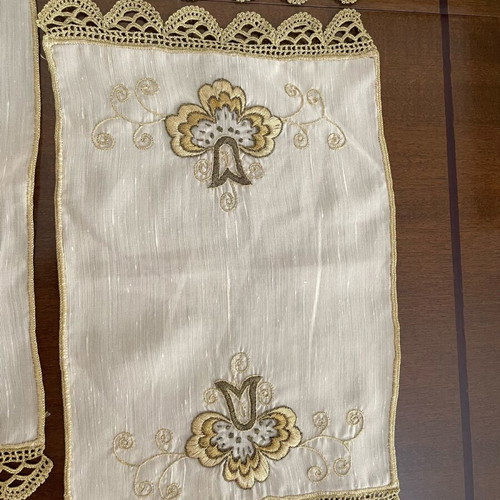 Handmade table runners unused, pack of 4 with gold thread and lace beige