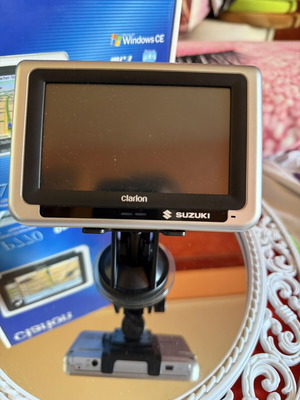 Clarion GPS navigator με λογότυπο Suzuki