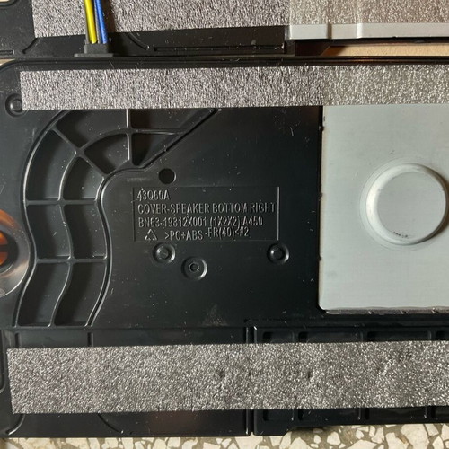 Samsung UE50AU8072UXXH 50-inch speakers like new with cables