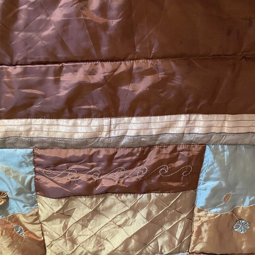 Patchwork bed cover set like new with 2 large pillowcases and 2 extra large pillows