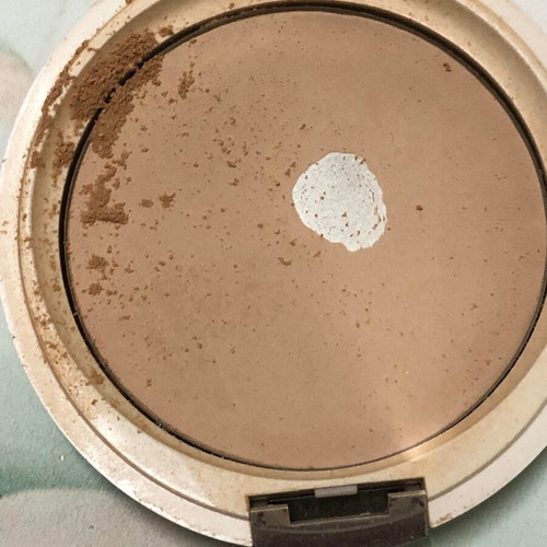Seventeen Compact half-used with Aloe Vera SPF 15 No 3 Medium Beige used