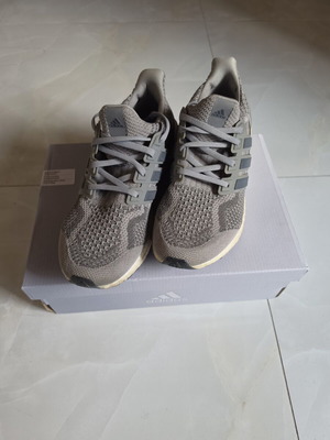 Adidas Ultraboost DNA 5.0 men's running shoes size 42.5, grey
