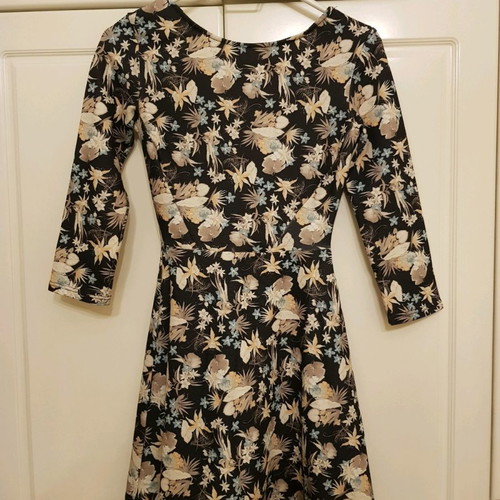 Spring floral dress used, 3/4 sleeve, ribbed texture