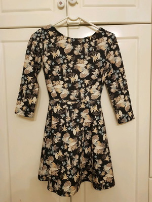 Spring floral dress used, 3/4 sleeve, ribbed texture