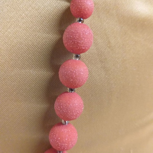 Orange-red necklace with textured stones used