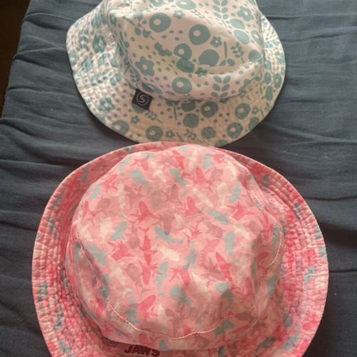 2 children's hats size 52 like new, colorful