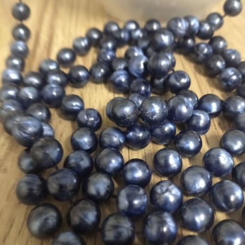 Long necklace with artificial pearls like new, blue
