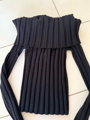Black Zara blouse like new, medium size with open shoulders