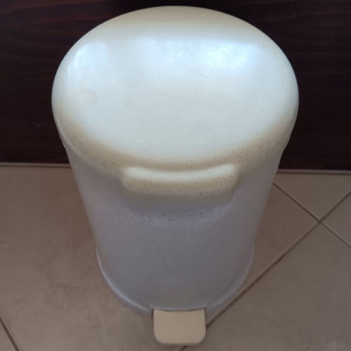 Trash bin used