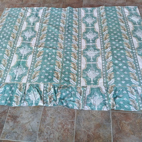 Vintage bed or sofa throw like new, green and beige classic design