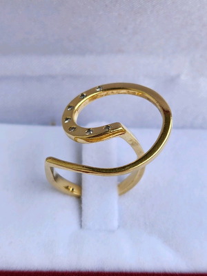 Gold 18K ring used with 7 small diamonds size 54