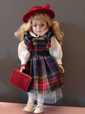Πορσελάνινη κούκλα μεταχειρισμένη σε ρόλο δασκάλας μουσικής