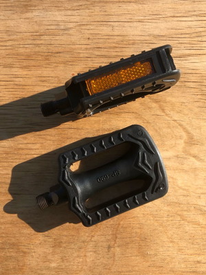 Xerama SP-690 black children's pedals new with reflector pair