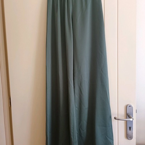 Green palazzo pants like new with satin finish, size S