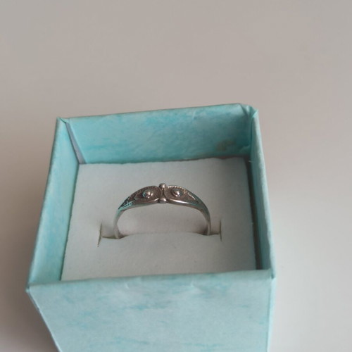 Vintage thin silver ring like new with embossed design