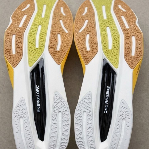 New Balance FuelCell SuperComp Elite v4 running shoes like new, size 44