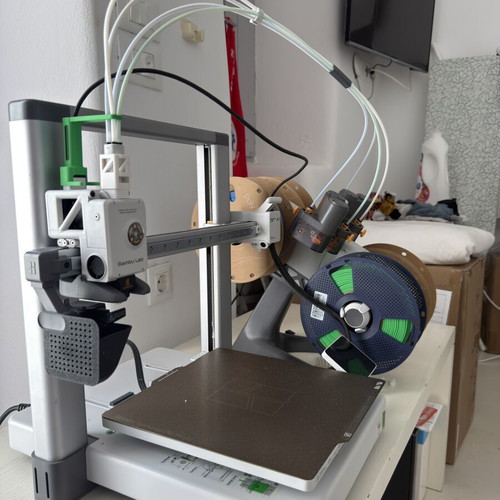 3D printer new with 5 PLA filaments and cold plate