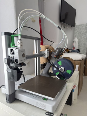 3D printer new with 5 PLA filaments and cold plate