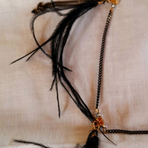 Necklace long with chains and feathers like new, black