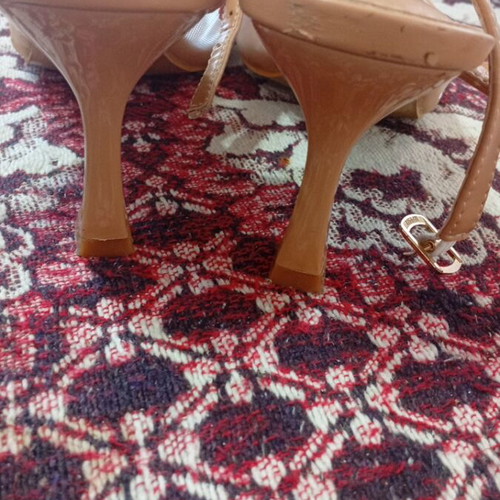 Sandal size 39 like new, ankle strap, slight damage