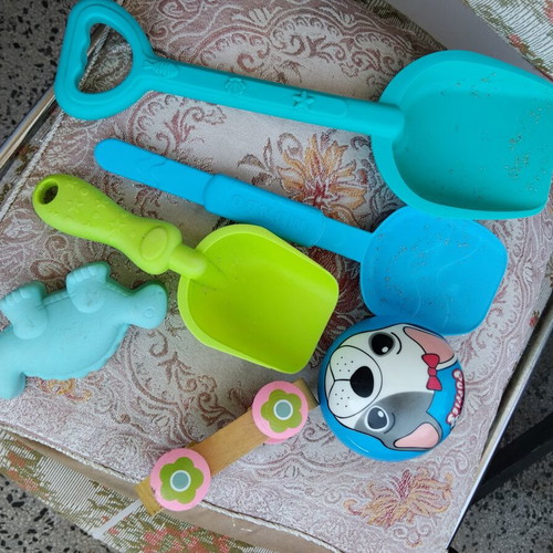 Set of 6 children's sand toys