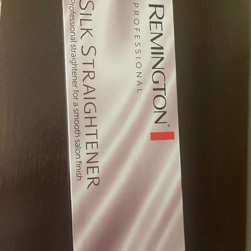 Remington Hair Straightener New With Ceramic Plates 48W Red