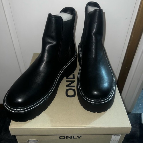 Only women's ankle boots size 41 new, black with white trim