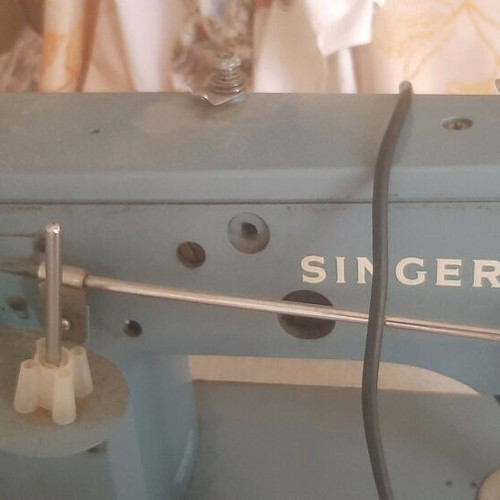 Singer sewing machine professional like new with electric pedal