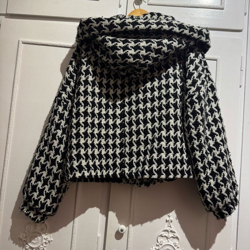 Knitted pie de poule coat used, size medium, black and white