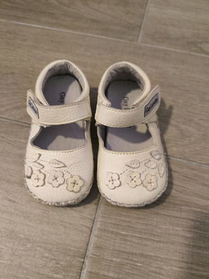 Guy Laroche Baby Shoes size 21 used in very good condition