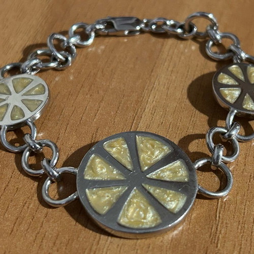Bracelet new with adjustable size, yellow and silver