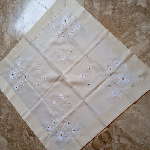 Square tablecloth with delicate white flowers and gold details, like new