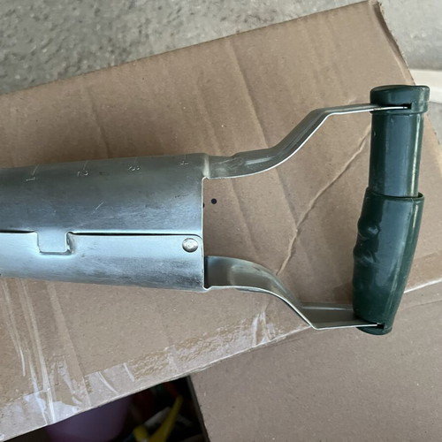Metal bulb planter with plastic handle