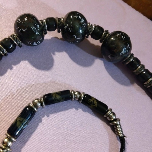 Jewelry set with black ceramic beads and handmade floral decoration, like new