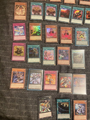 Yu-Gi-Oh πακέτο 60 κάρτες και 2 playmats σαν καινούργιο