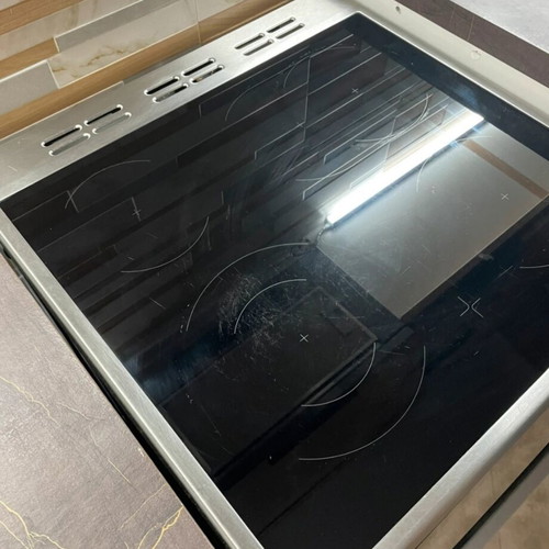 Grundig ceramic stove with 4 cooking zones, 8 modes, 72L capacity