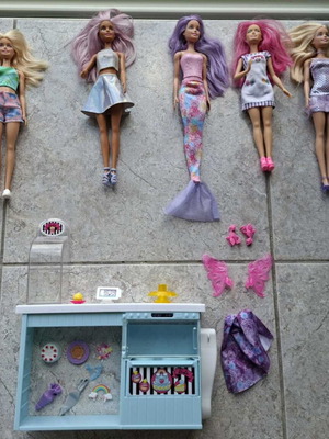 Barbie dolls set with authentic Barbie store, like new