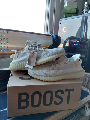 Adidas Yeezy Boost 350 V2 shoes new, size 44, white casual