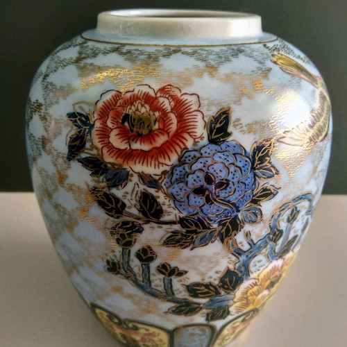 Porcelain vases used, Kutani 17 cm and Gold Peony 13 cm