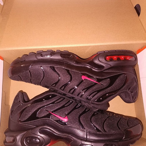 Nike TN athletic shoes new, size 45, black and red