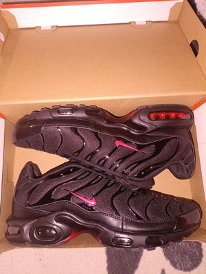 Nike TN athletic shoes new, size 45, black and red