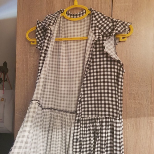 Stradivarius dress used, size M, black and white, with ruffles and buttons