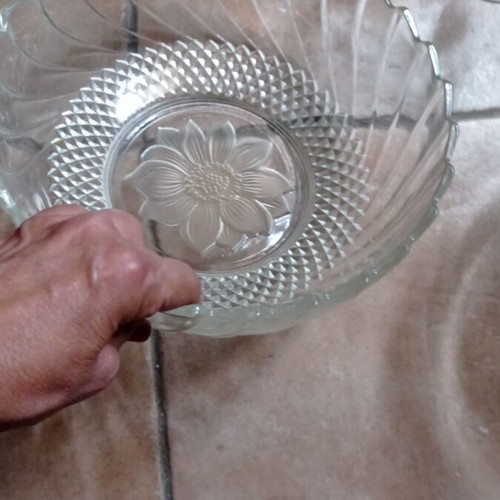 Set of 2 glass salad bowls with 5 champagne glasses