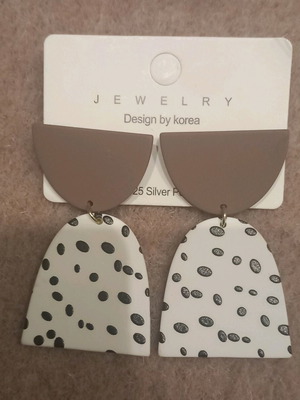 Μοντέρνα σκουλαρίκια για τρυπημένα αυτιά καινούργια