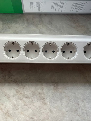 APC Schneider Electric power strip with switch, 5 outlets, surge protection