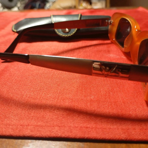 Versus by Versace vintage unisex oval sunglasses with original leather case