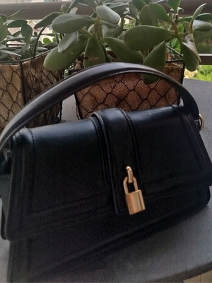 Handbag like new, black