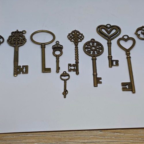 Vintage decorative keys set like new, copper